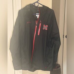 Men’s Large Nebraska Huskers hooded rain jacket EUC black